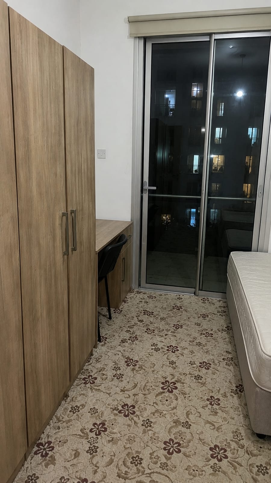 Gardırop, çalışma masası ve balkon kapısı